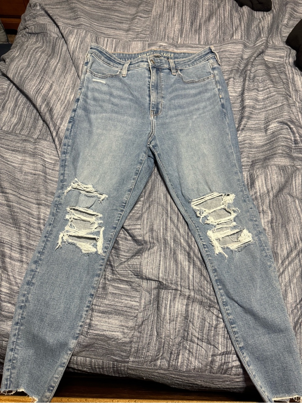 American Eagle Super High-Rise Light Blue Distressed Women's Jeans